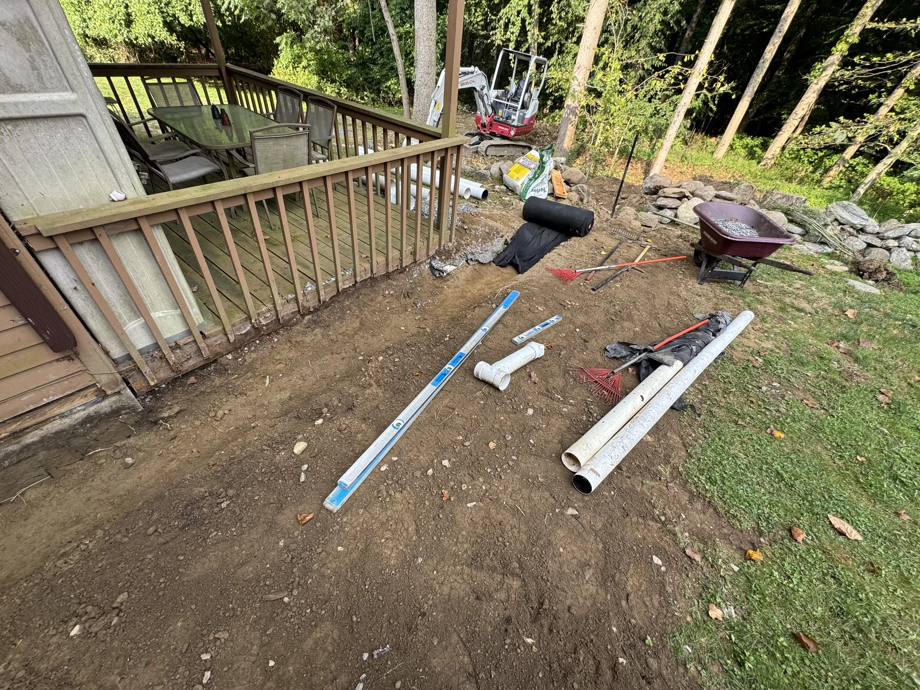 Site preparation and pipe layout for a drainage installation